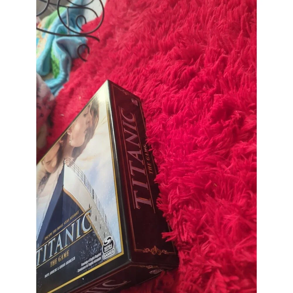 NEW Titanic Board Game Escape The Boat Stay Afloat Strategy Spin Master